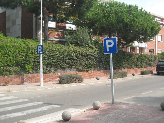 Senyal d'aparcament en bateria substituda al carrer Calafell de Gav Mar (13 de Setembre de 2009)